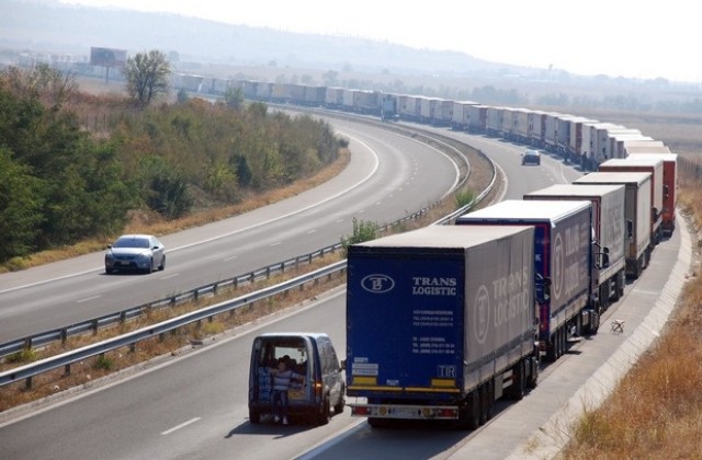 Опашката за Турция се стопи до 16 км