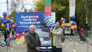 73годишният Йордан Иванов получи ключовете за спечелената от тотализатора кола