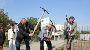 Нов водопровод и канализация за жителите на кв АПК