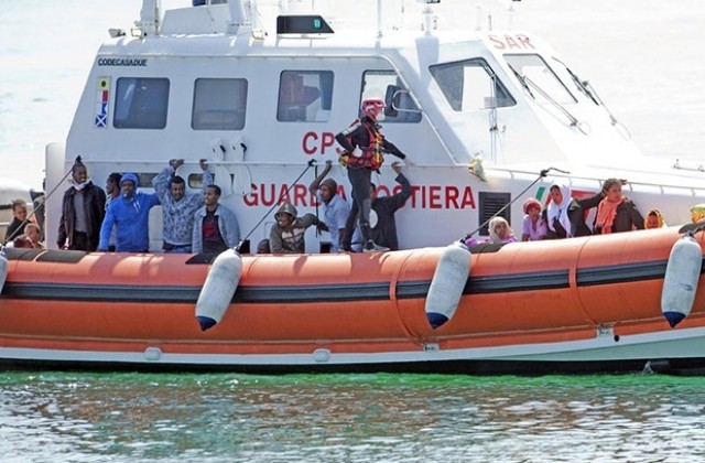 Над 500 нелегални имигранти спаси италианската брегова охрана