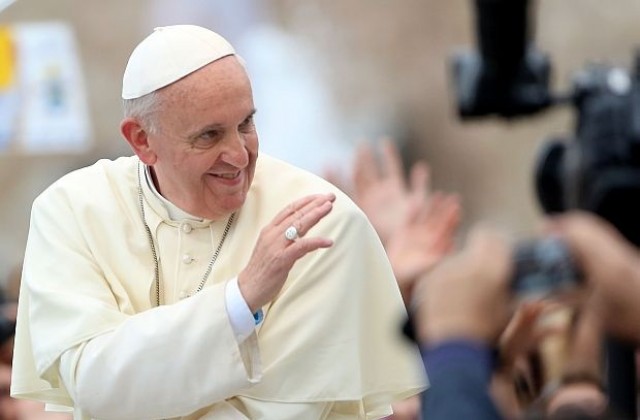 Папата купи телефонни карти на бежанците в Лампедуза