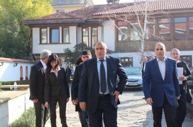 Защо нямаше анкетна комисия за инициалите Р.Овч., пита Борисов