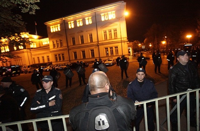 Орешарски обикаля в страната, но протестът в София не стихва