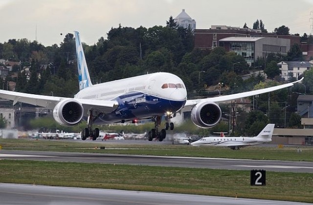 Боинг ще прати в неплатен отпуск свои служители заради фискалната криза в САЩ