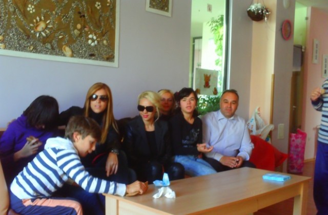 ВМРО и фолк певици с дарения за деца с увреждания