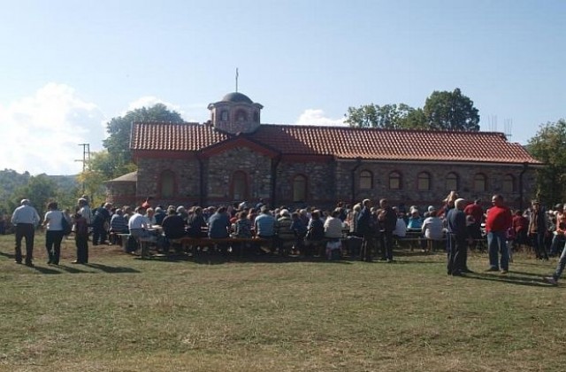 Над 600 миряни се събраха на храмов празник край Тросково