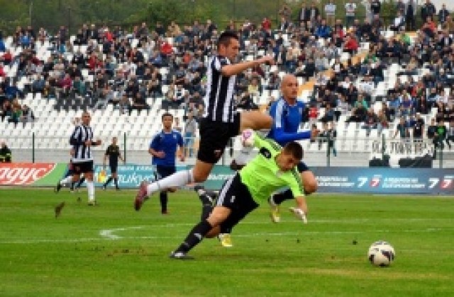 СНИМКИ: Локо Пловдив не успя да бие Любимец, но продължи напред за Купата