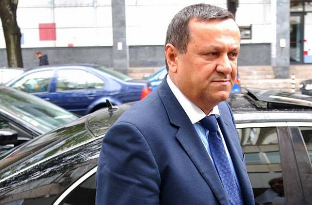 Администрацията трябва да бъде стегната и добре платена, смята министър Адемов