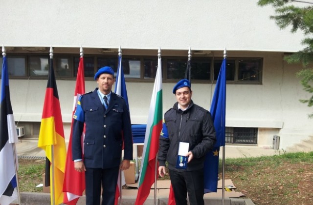 Отличиха варненски данъчен с медал в Косово