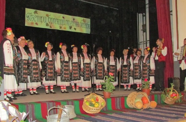 На Петковден във Върбица посрещнаха гости за есенни веселби