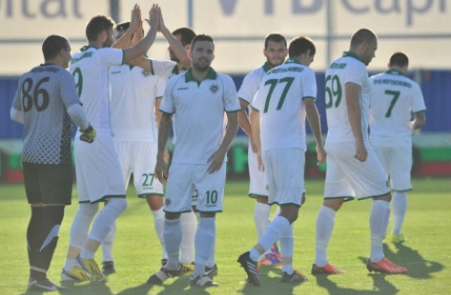 „Нефтохимик” пред фалит, разпуснаха отбора