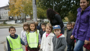Учиха деца да пресичат под зоркото око на светофара