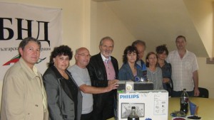 Незрящи разглеждат картини в Деня на белия бастун