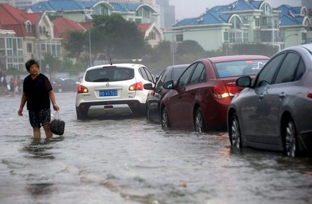 Уволниха китайски чиновник, наел друг да го носи на гръб