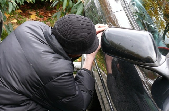 Крадци обират незаключени коли