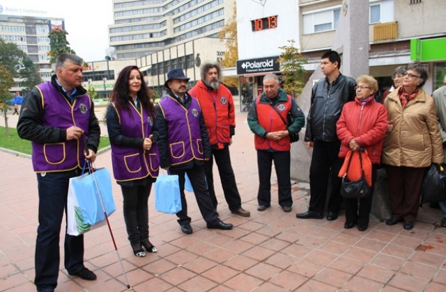 Лайънс клуб дари 30 бели бастуна на организации на незрящи