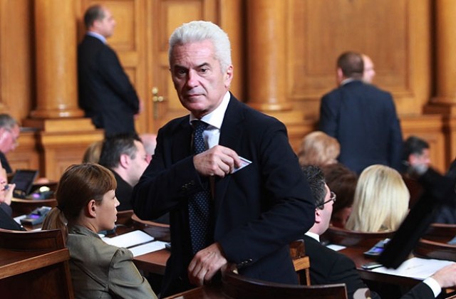 ГЕРБ, БСП и ДПС играят в комбина, твърди Волен Сидеров