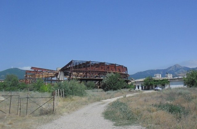 Няма желаещи да купят недостроената спортна зала