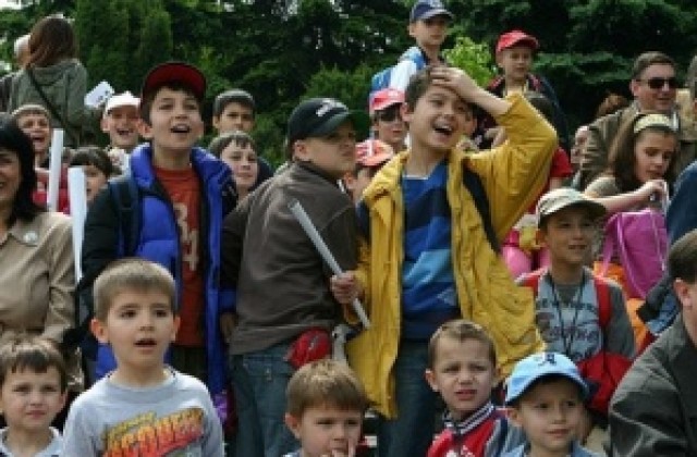 Младежи от ГЕРБ подпомогнаха деца в Павликени