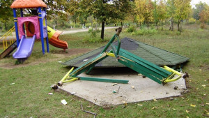 Вандали разрушиха беседка