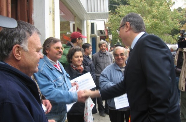 Губернаторът се срещна с протестиращи пчелари, обеща им подкрепа