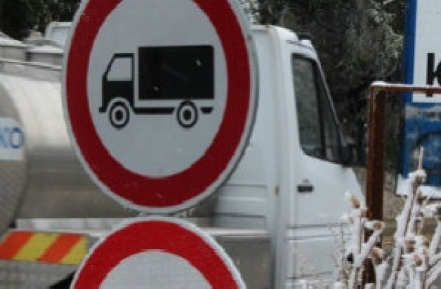 Сняг затвори прохода Троян-Кърнаре за камиони