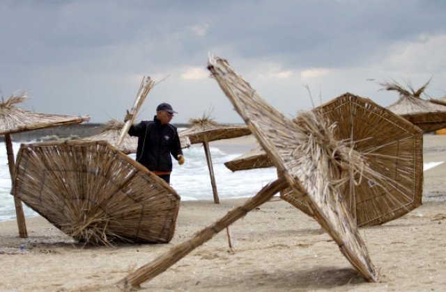 Предупреждават ни за обилни валежи, придружени от силен вятър