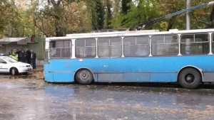 Тролей пропадна в дупка