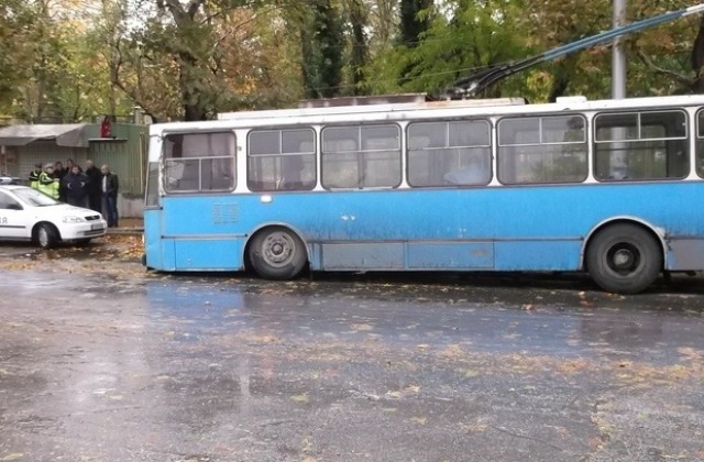 Тролей пропадна в дупка