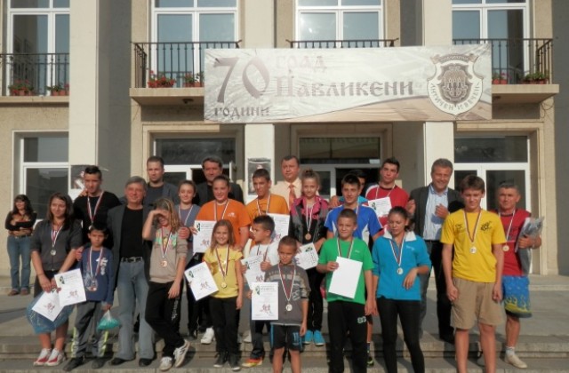 Пробегът Октомври събра в Павликени стотици деца и ученици