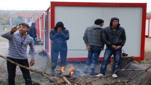 Бежанците в Харманли без ток палят огньове между фургоните