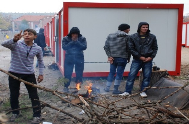 Бежанците в Харманли без ток, палят огньове между фургоните