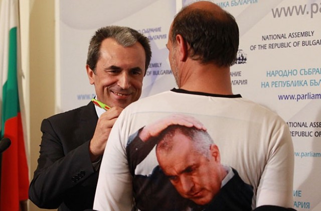 Вотовете на недоверие не притесняват Орешарски