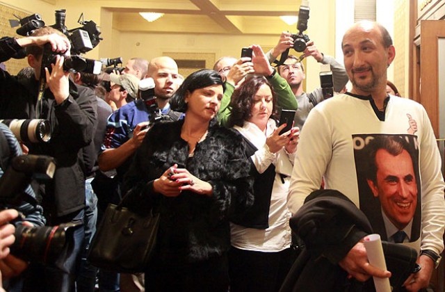 Орешарски даде автограф на привърженик