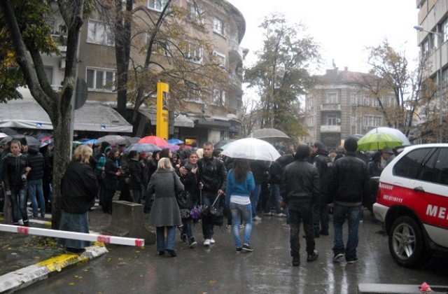 Стотици на протест във Враца заради убито момче