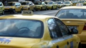 Такситата остават в готовност за протести Създават браншова камара