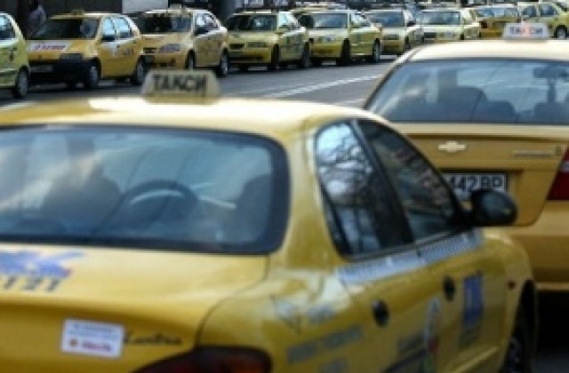 Такситата остават в готовност за протести. Създават браншова камара