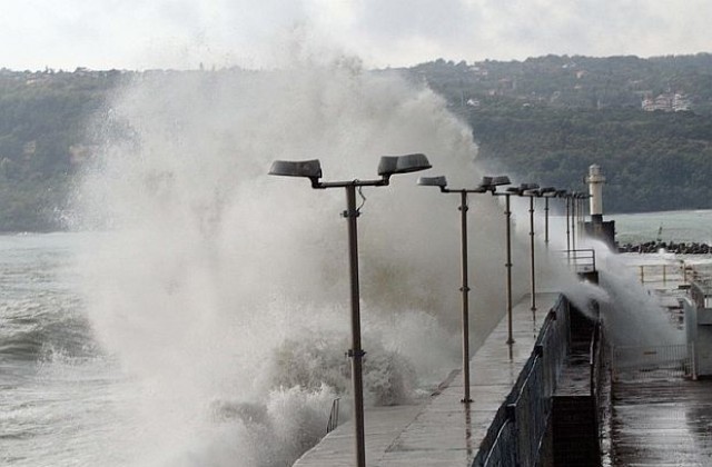 Предупреждават за силен вятър в 18 области на страната