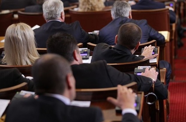 Управляващите са длъжни да намалят партийните субсидии, смята експерт