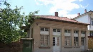 Млад мъж се грижи за четирите си братя и сестри