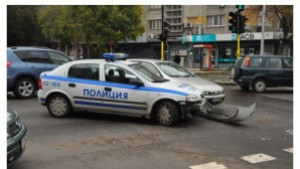 Полицейска патрулка катастрофира в центъра на Варна
