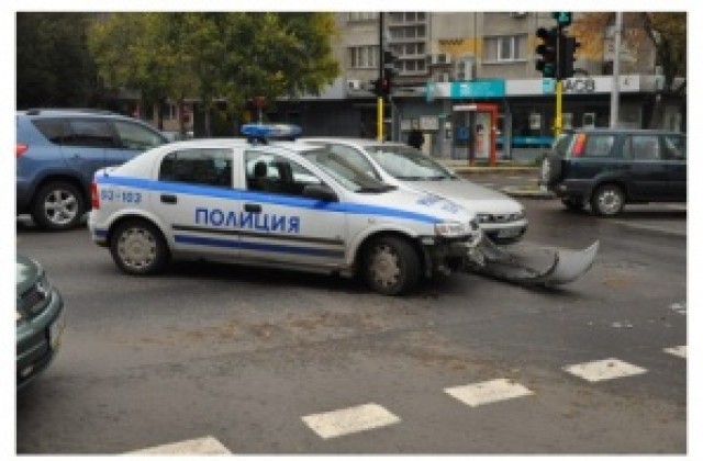 Полицейска патрулка катастрофира в центъра на Варна