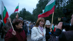 Бежанци в Казанлък Градът жужи медиите там държавата мълчи