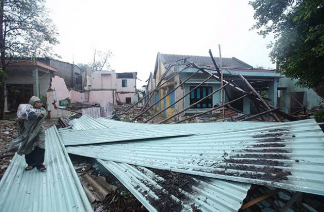 Жертвите на тайфуна във Виетнам станаха 18