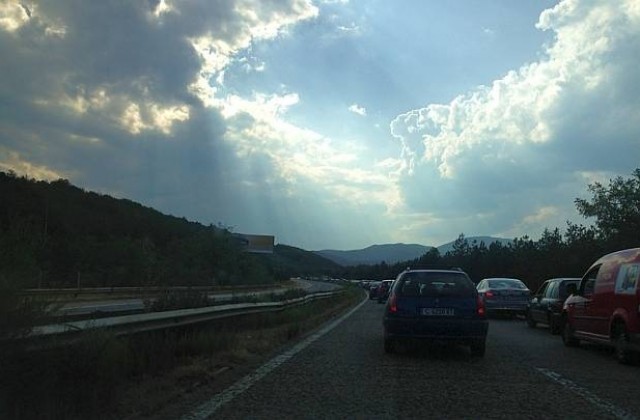 Депутатите спориха по предложени законови промени за данъка за колите