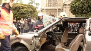 Пожарникари в акция Как се спасяват хора в катастрофирала кола