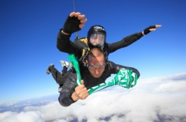 ВИДЕО и СНИМКИ: Ангел Петричев все пак скочи с парашут