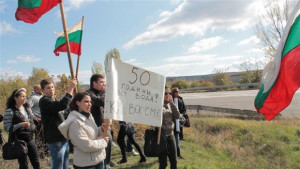 Стотина протестиращи в Омуртаг опитаха да блокират главния път СофияВарна