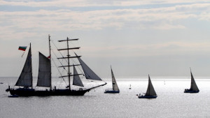 Сирени и яхти посрещнаха Роял Хелена във Варна СНИМКИ