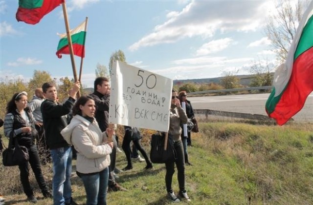 Протестиращи от Омуртаг опитаха да блокират пътя за Варна